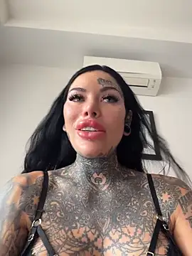 claudiacvc95 online show from June 27, 2026, 5:23 am