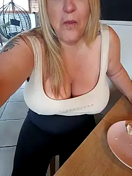 Isabellaa04 online show from December 2, 2024, 9:24 am