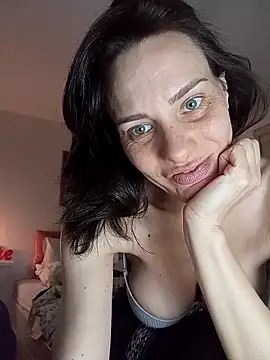 Snapshot of Emyly83 chatting on March 12, 2026, 12:22 pm Emyly83 online show from March 12, 2026, 12:22 pm