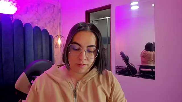 nalalye cruzz  online show from April 9, 2026, 2:22 am