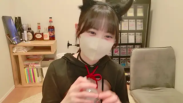 Snapshot of HIKARI_x0 chatting on April 28, 2026, 2:33 pm HIKARI x0 online show from April 28, 2026, 2:33 pm