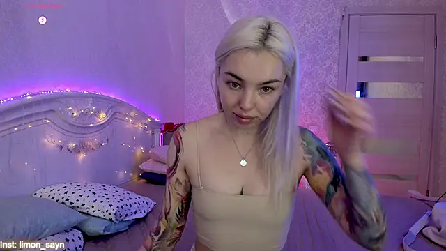 LillyMoure  online show from October 4, 2025, 11:58 pm