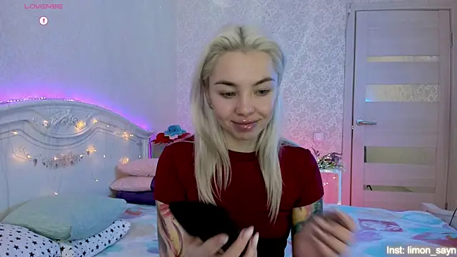 LillyMoure  online show from October 29, 2025, 11:17 pm