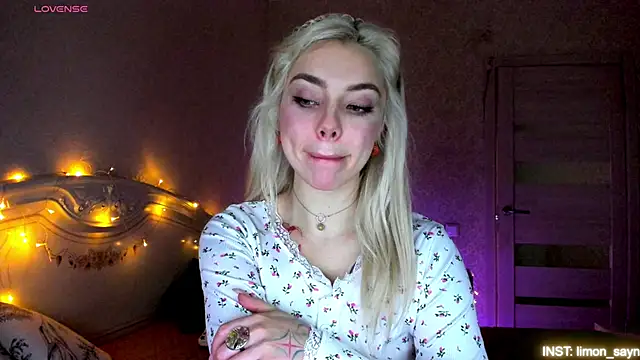 LillyMoure  online show from April 5, 2026, 11:24 pm