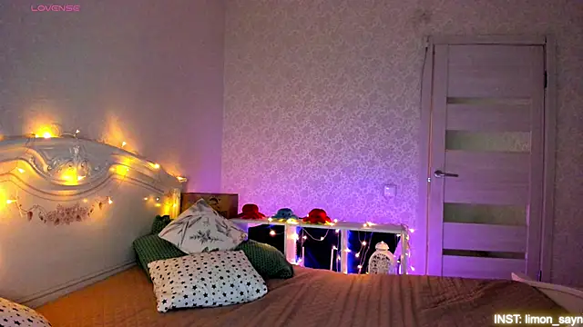 LillyMoure  online show from April 8, 2026, 11:48 pm