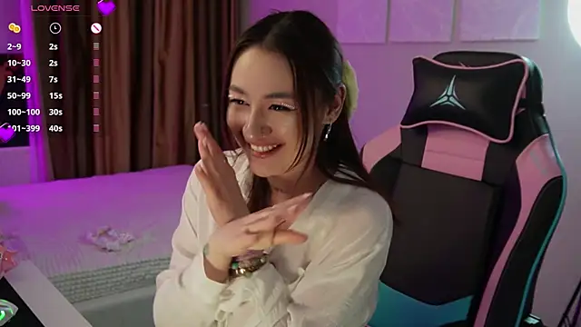 Fiona-Love online show from April 18, 2026, 7:58 pm