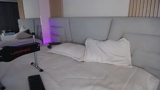 Miss Loise online show from April 17, 2026, 2:58 am