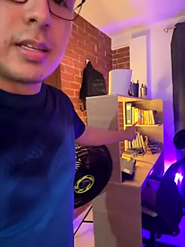 andrewmhilton  online show from September 26, 2025, 4:49 am