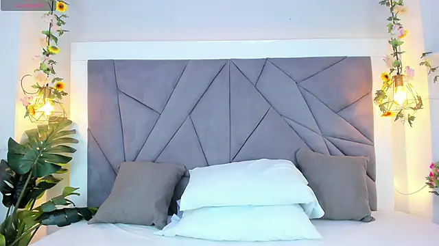 KiarhaTrixie online show from December 18, 2025, 3:23 am