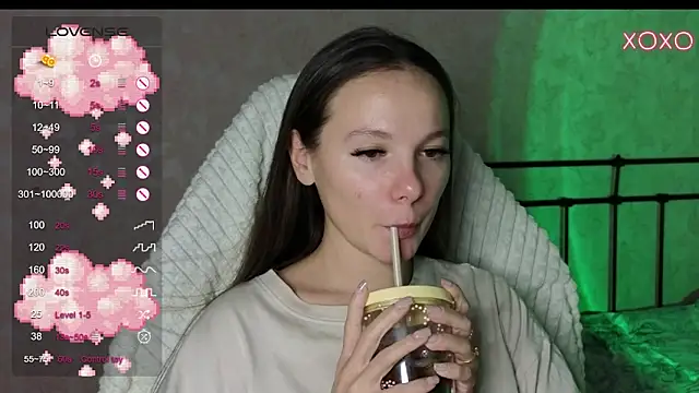 Snapshot of lil_luna_x chatting on December 1, 2024, 5:24 pm lil luna x online show from December 1, 2024, 5:24 pm