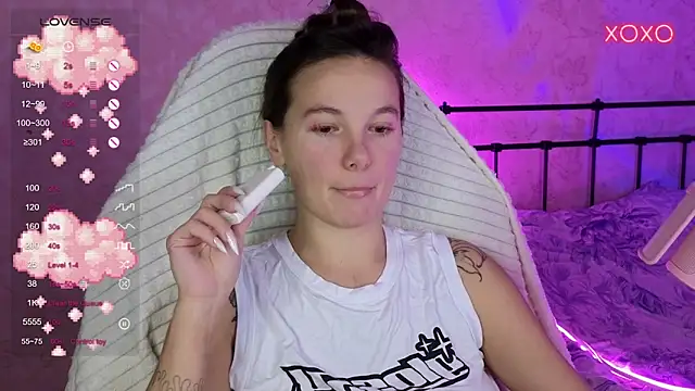 Snapshot of lil_luna_x chatting on October 12, 2025, 7:57 pm lil luna x online show from October 12, 2025, 7:57 pm