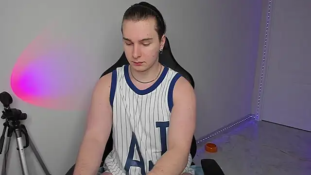 Vincent Strong online show from February 8, 2025, 2:49 pm