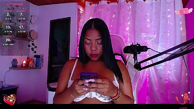 Snapshot of samanthaabloom chatting on February 11, 2025, 12:28 am samanthaabloom online show from February 11, 2025, 12:28 am