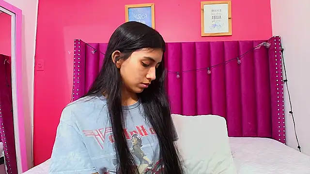 Snapshot of littlee_emilyy_ chatting on January 22, 2025, 2:48 am littlee emilyy  online show from January 22, 2025, 2:48 am