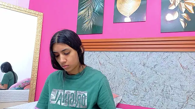 littlee emilyy  online show from March 17, 2026, 12:52 pm