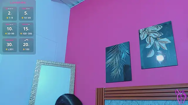 littlee emilyy  online show from April 9, 2026, 12:43 pm