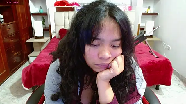 laureentt  online show from February 18, 2025, 7:10 am