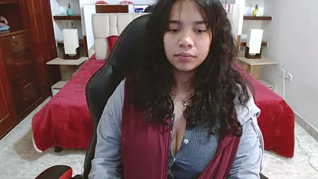 laureentt  online show from March 7, 2025, 6:13 am