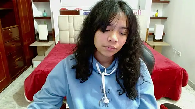 laureentt  online show from March 12, 2025, 3:13 am