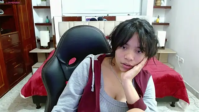 laureentt  online show from March 17, 2025, 9:22 am