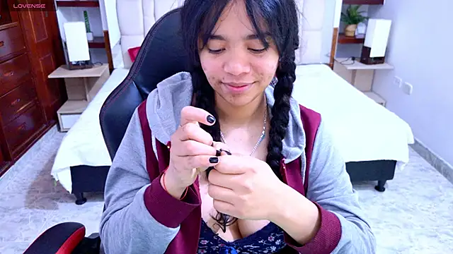 laureentt  online show from September 9, 2025, 3:06 am