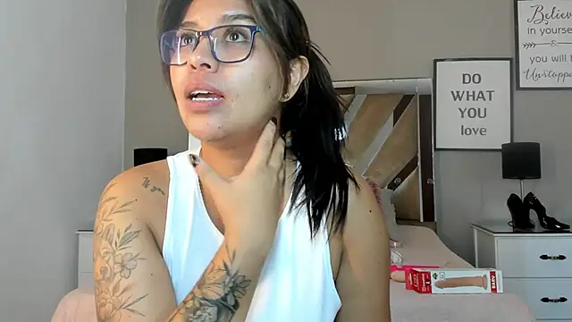 sharlott18 online show from January 8, 2025, 1:20 pm