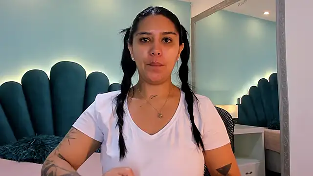 sharlott18 online show from December 4, 2025, 12:25 pm