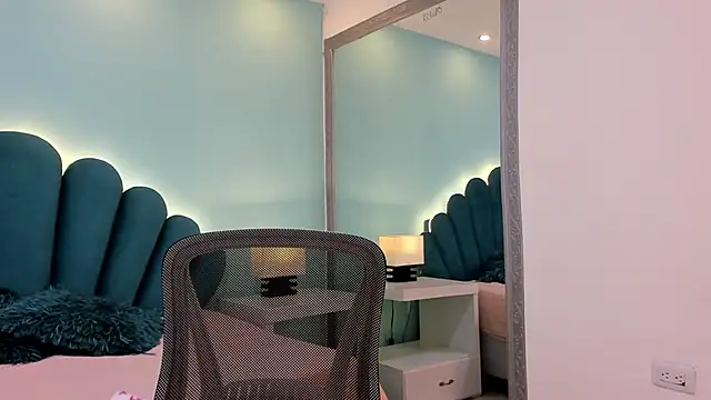 sharlott18 online show from December 21, 2025, 12:56 pm