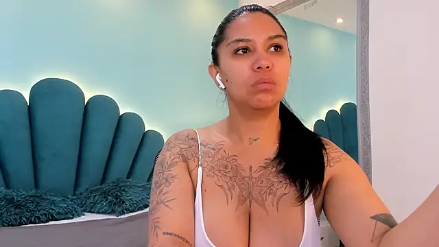 sharlott18 online show from January 15, 2026, 12:54 pm