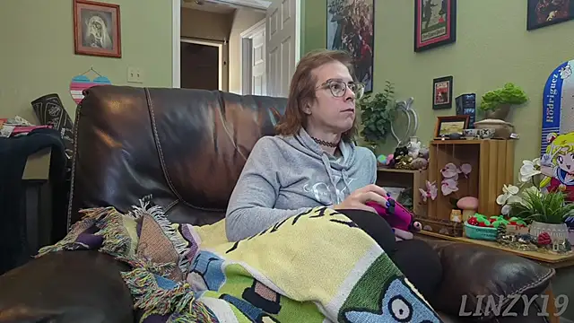 Snapshot of Linzy_19 chatting on January 22, 2025, 4:55 pm Linzy 19 online show from January 22, 2025, 4:55 pm