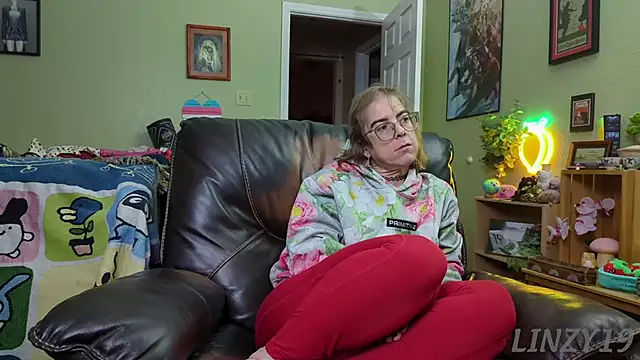 Snapshot of Linzy_19 chatting on January 24, 2025, 3:54 am Linzy 19 online show from January 24, 2025, 3:54 am