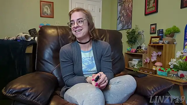 Snapshot of Linzy_19 chatting on January 30, 2025, 3:33 am Linzy 19 online show from January 30, 2025, 3:33 am