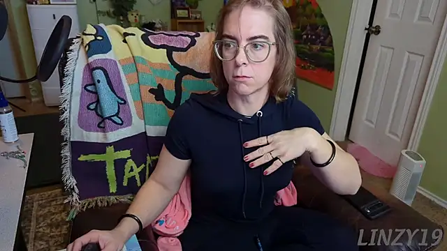 Snapshot of Linzy_19 chatting on February 16, 2025, 6:43 pm Linzy 19 online show from February 16, 2025, 6:43 pm