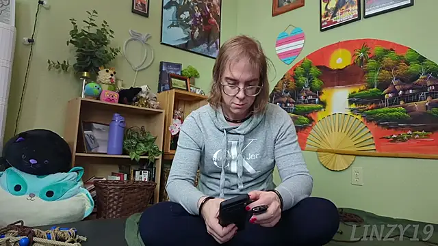 Snapshot of Linzy_19 chatting on February 22, 2025, 9:48 pm Linzy 19 online show from February 22, 2025, 9:48 pm