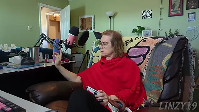 Snapshot of Linzy_19 chatting on March 5, 2025, 7:38 pm Linzy 19 online show from March 5, 2025, 7:38 pm