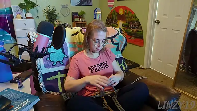 Snapshot of Linzy_19 chatting on March 18, 2025, 3:31 pm Linzy 19 online show from March 18, 2025, 3:31 pm