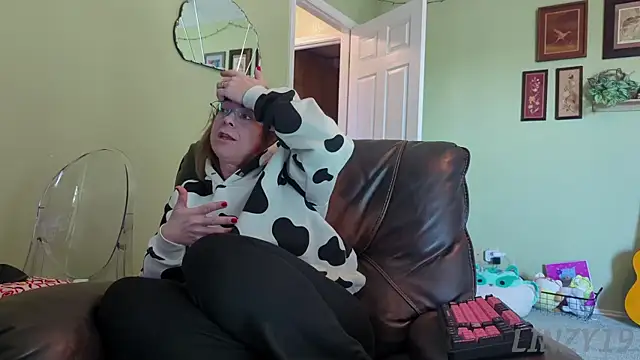 Snapshot of Linzy_19 chatting on November 7, 2025, 5:02 pm Linzy 19 online show from November 7, 2025, 5:02 pm