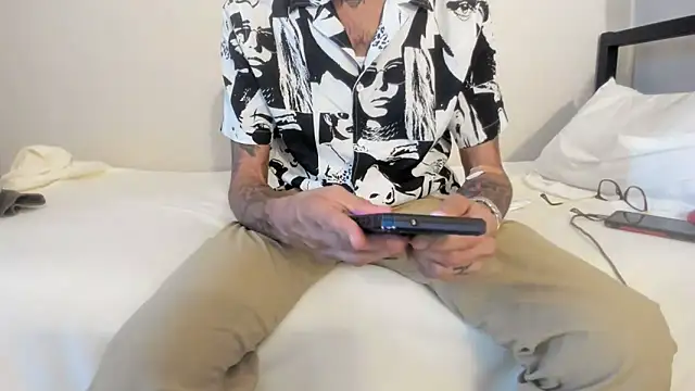 Snapshot of RoosterWabbit chatting on September 24, 2025, 8:56 pm RoosterWabbit online show from September 24, 2025, 8:56 pm