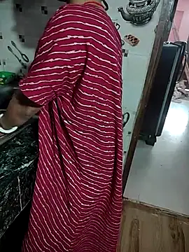 COUPLLE VILLAGE online show from November 4, 2025, 9:52 am