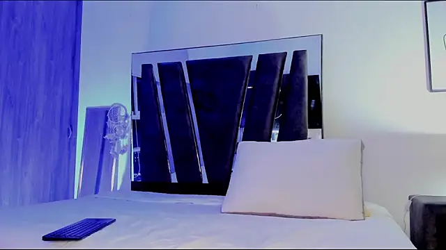 HollyEvanz online show from September 28, 2025, 11:54 pm