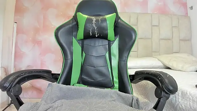 aida rose  online show from April 13, 2026, 8:58 pm