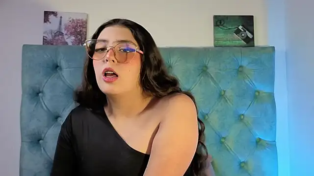 Paola Lyon  online show from September 24, 2025, 6:22 pm