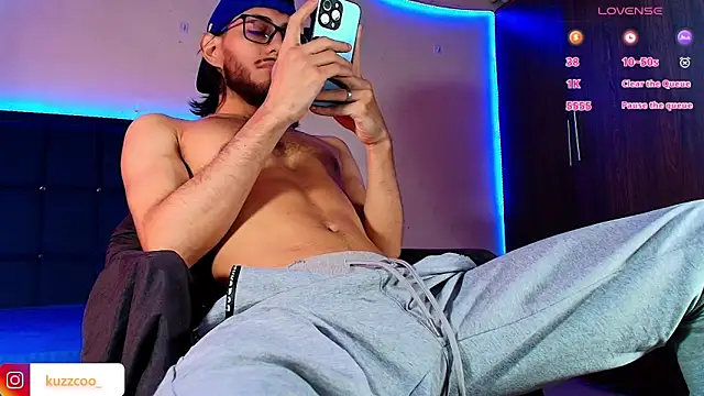 kuzzcoo online show from November 18, 2025, 2:43 pm