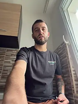 Snapshot of ElChapoGuzman95 chatting on April 9, 2026, 4:56 am ElChapoGuzman95 online show from April 9, 2026, 4:56 am