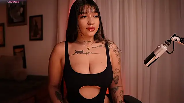 Snapshot of HannahW_ chatting on January 17, 2026, 10:24 pm HannahW online show from January 17, 2026, 10:24 pm