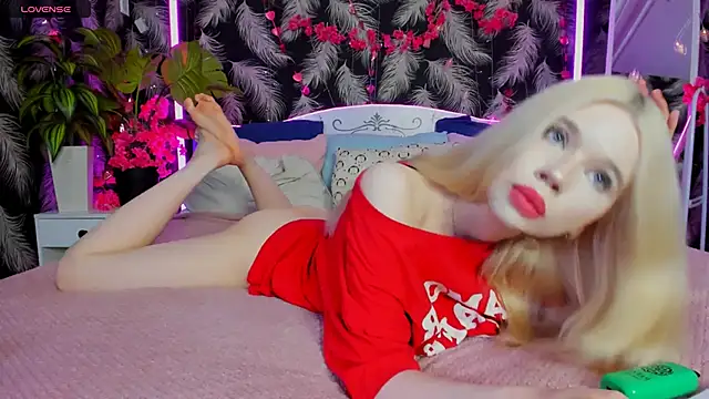 Lollita Lewis online show from December 19, 2025, 7:43 pm