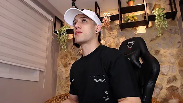 alexgiraldo  online show from January 18, 2025, 11:11 am