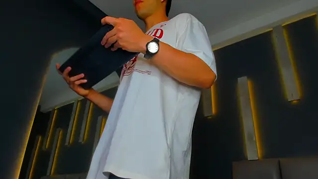 alexgiraldo  online show from February 3, 2025, 11:09 am