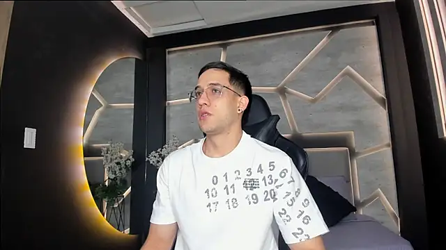 alexgiraldo  online show from February 24, 2025, 11:21 am