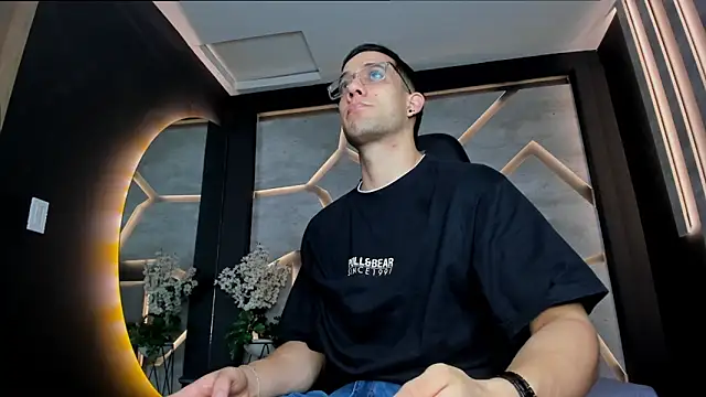 alexgiraldo  online show from February 25, 2025, 11:30 am